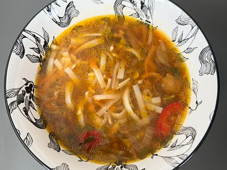 Zeleninová pikantní polévka s rýžovými nudlemi