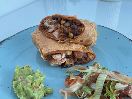 Kuřecí fajitas v tortille s guacamole