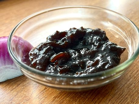 Cibulové chutney s datlemi