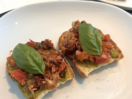 Bruschetta s tuňákem a rajčatovou salsou