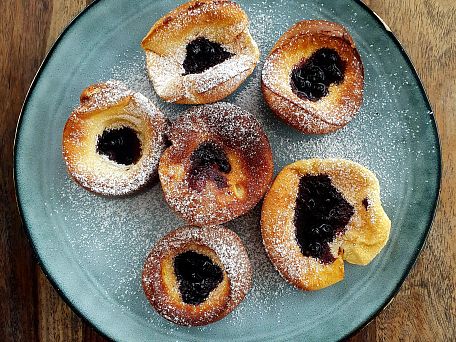 Dutch baby palačinka s černým bezem