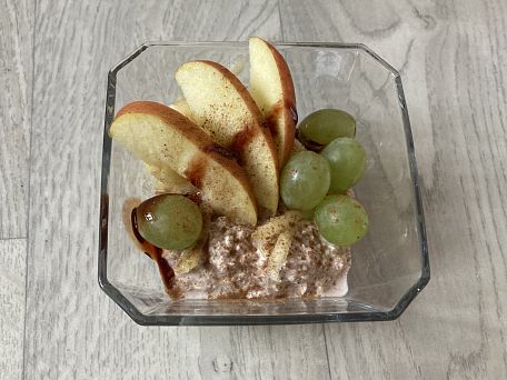 Ovesná kaše do sklenice s jablky a kokosem
