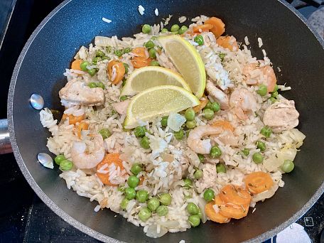 Paella s kuřecím masem a krevetami