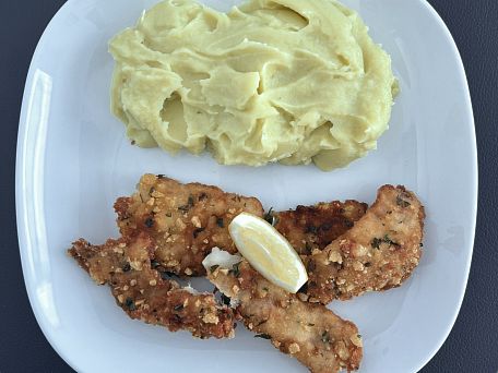 Smažená treska v panko strouhance s bylinkami a bramborovo-hráškovým pyré