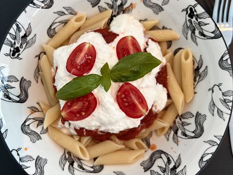 Penne s boloňskou omáčkou (bez masa) a burratou