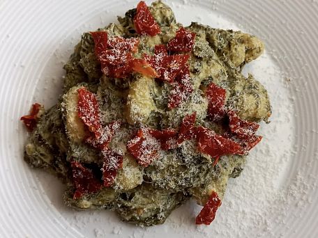 Gnocchi se špenátem, smetanou a sušenými rajčaty