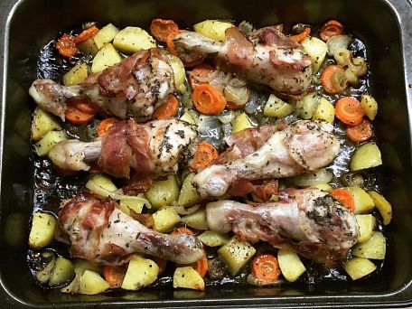 Kuřecí paličky ve slanině na zelenině