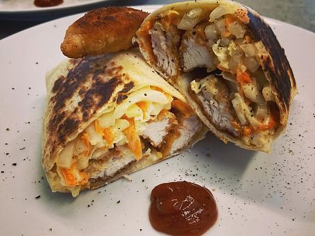 Tortilla s kuřecími stripsy a coleslawem