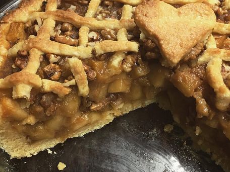 Apple pie se slaným karamelem a vlašskými ořechy
