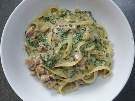 Tagliatelle se špenátem a slaninou