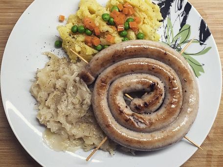 Vinná klobása s dušeným zelím a šťouchanými brambory
