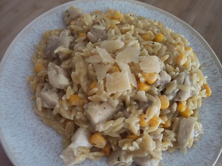 Orzo rýže se sýrem a kuřecím masem