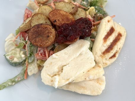 Salát s pečenými brambory a halloumi