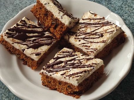 Mrkvový koláč s ořechy a mascarpone