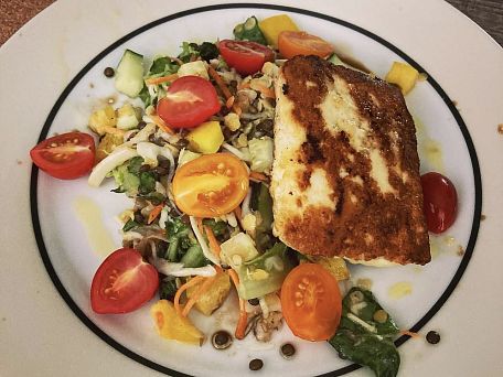 Salát z červené a černé čočky s halloumi