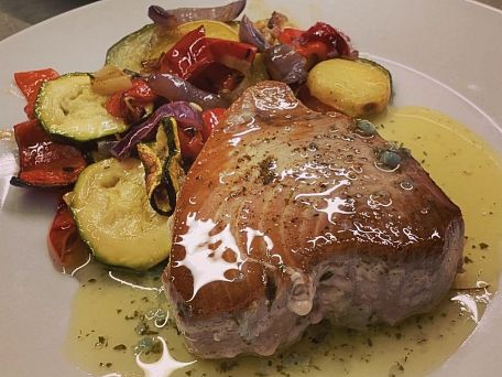 Steak z tuňáka s pečenou zeleninou