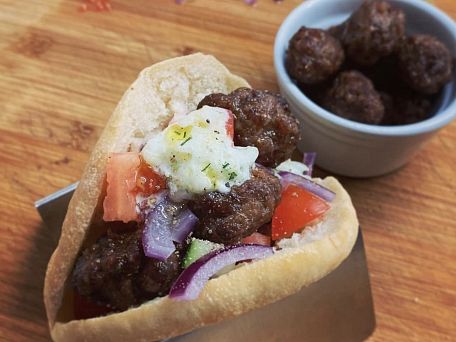 Pita chléb s masovými kuličkami a tzatziki