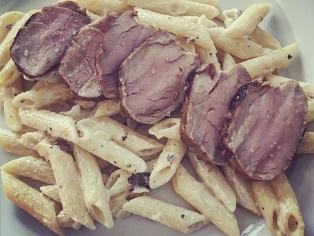 Smetanové penne s vepřovou panenkou a černým lanýžem