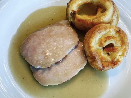 Vepřová pečeně s yorkshirským pudinkem a cibulovou omáčkou