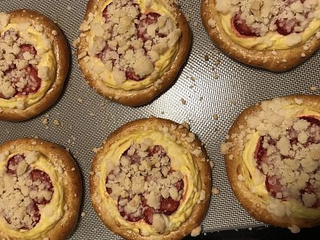 Koláče s tvarohem a jahodami