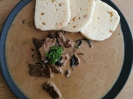 Hovězí roštěná s houbovou omáčkou