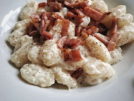 Brynzové gnocchi s opečenou schwarzwaldskou šunkou