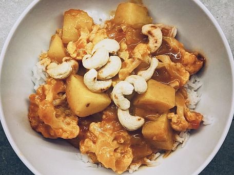 Kari s květákem a bramborami