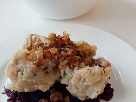 Špekové knedlíky s červeným zelím a cibulkou