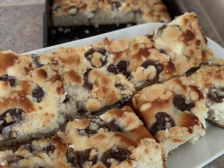 Třešňový koláč s tvarohem a drobenkou