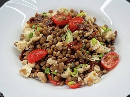 Čočkový salát s balkánským sýrem