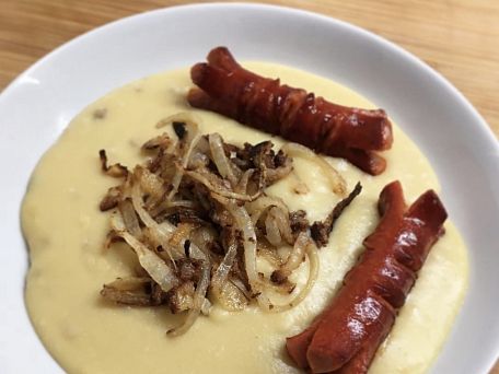 Hrachová kaše s vídeňskou cibulkou a pikantními párky