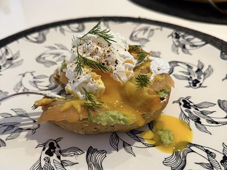 Bagel s avokádem a lososem