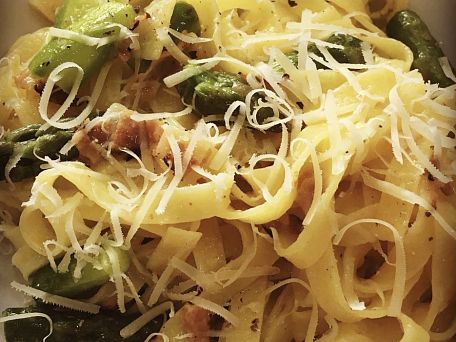 Tagliatelle s chřestem a slaninou